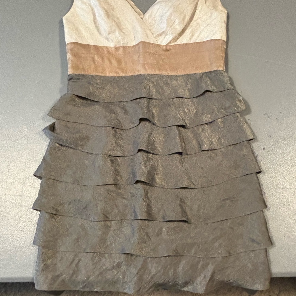 Adrianna Papell Sleeveless Metallic Tiered Layered V-Neck Cocktail Dress Size 4.